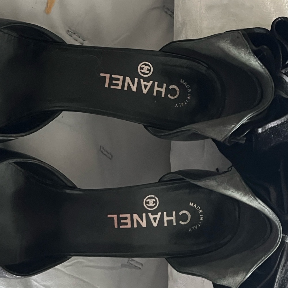 Chanel bow heels black